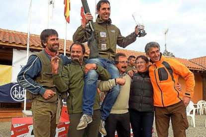 Arkaitz Egaña, defensor del título de campeón de España de caza menor con perro, muestra la copa.-Leonardo de la Fuente