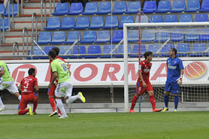 Varios jugadores del Numancia en el transcurso del encuentro ante la Ponferradina. / DIEGO MAYOR-
