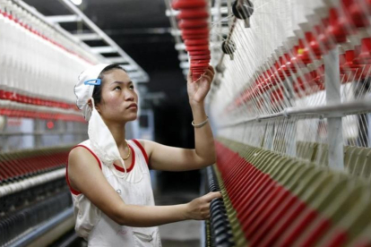 Una trabajadora en una fábrica textil china en Huaibei.-CHINATOPIX / AP