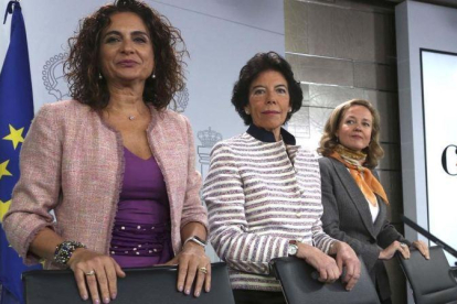 La ministra de Hacienda, María Jesús Montero, la ministra portavoz, Isabel Celáa, y la de Economía, Nadia Calviño, en la rueda de prensa posterior a la reunión del Consejo de Ministros.-DAVID CASTRO