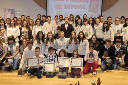 Foto de familia con los premiados en la XXXVIII Gala del Deporte / U. Sierra-