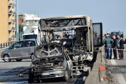 El autobús escolar quemado por el conductor senegalés como protesta por la muerte de migrantes en Italia.-FLAVIO LO SCALZO (AFP)