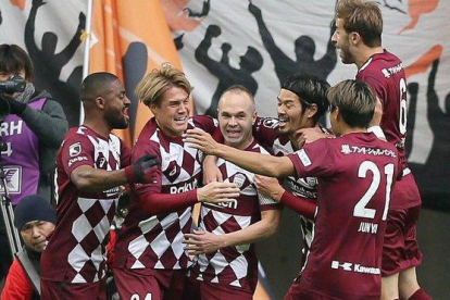 Iniesta es felicitado por sus compañeros tras marcar el 1-0 al Shimizu en la semifinal de la Copa Emperador.-EFE