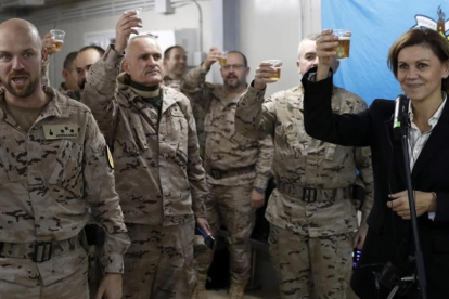 La ministra de Defensa, María Dolores de Cospedal, brinda con las tropas españolas en Besmayah (Irak).-/ EFE / CHEMA MOYA