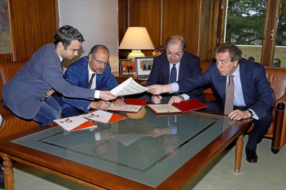 Pablo Yánez y Luis Fuentes, de Ciudadanos, junyo con Juan Vicente Herrera y José Antonio de Santiago Juárez durante la firma del acuerdo.-J.M.LOSTAU