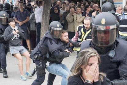 La policía interviene en el barrio de Cappont de Lleida.-RAMON GABRIEL