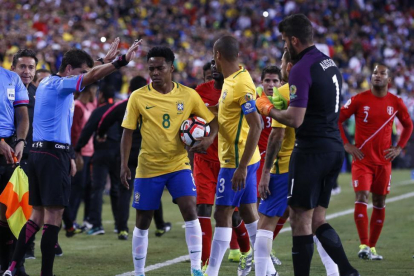 Los jugadores de Brasil protestan al árbitro por el gol de Ruidiaz.-EFE / LISA HORNAK
