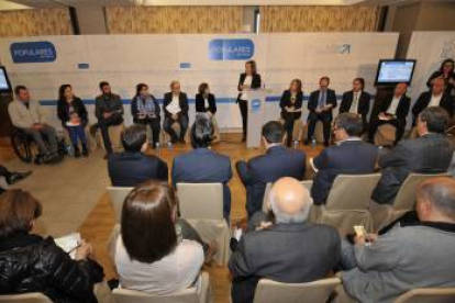 La Consejería de Familia e Igualdad de Oportunidades impulsó la creación de 7.000 empleos vinculados al sector y consolidar un total de 42.000 puestos de trabajo, especialmente femenino y en el medio rural. Además, el programa del Servicio de Apoyo Integral a las Familias en riesgo de Desahucio, que dio respuesta al 100 por cien de los casos, ayudó a 3.300 familias y permitió la distribución de alimentos entre 26.000 personas al año.