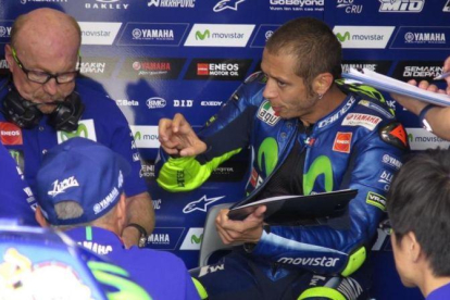 Valentino Rossi expresa las sensaciones de su Yamaha en el test de ayer, en Brno, ante su técnico Silvano Galbusera, a la izquierda.-EMILIO PÉREZ DE ROZAS / ENVIADO ESPECIAL