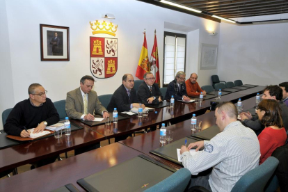 El director general de Transportes, Ignacio Santos, y el delegado territorial de la Junta en Segovia, Javier López Escobar, se reúnen con los representantes de las plataformas de viajeros en defensa del Abono E.-ICAL