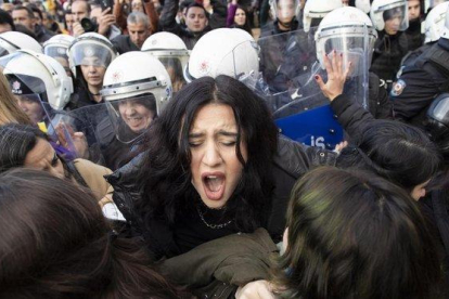Policías turcos cargan contra las manifestantes contra la violencia machista en Estambul.-EFE / TOLGA BOZOGLU