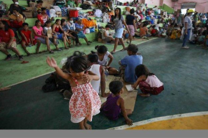 Niños filipinos en un refugio temporal por la erupcipón del volcán Taal.-EFE