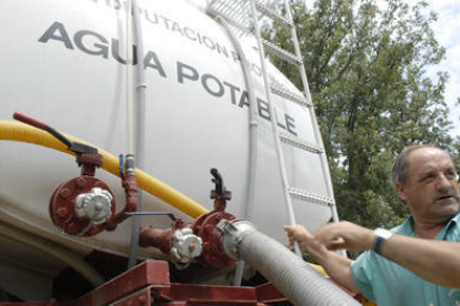 Un camión cisterna de la Diputación Provincial que abastece de agua potable a diferentes puntos de la provincia. / FERNANDO SANTIAGO-