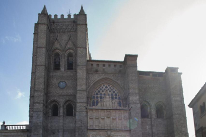 Turistas frente a la Catedral de El Salvador, en Ávila.-ICAL