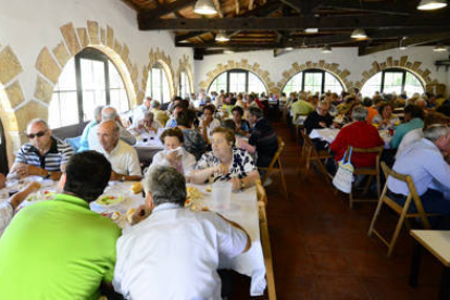 Los vecinos de La Barriada dieron buena cuenta de la comida de hermandad en la que participaron dos centenares de personas. / ÁLVARO MARTINEZ-