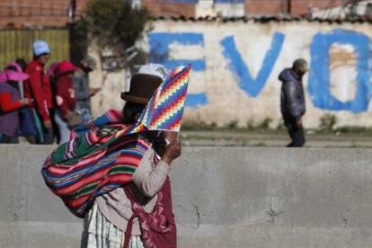 Una mujer protesta en las calles de Bolivia con la bandera indígena.-AP
