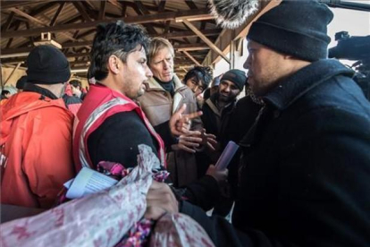 Un grupo de inmigrantes dialogan con la policía de fronteras, en Calais.-AFP / PHILIPPE HUGEN