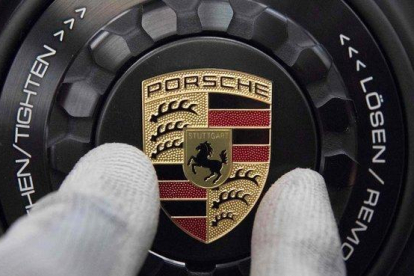Logo de Porsche.-AFP / THOMAS KIENZLE