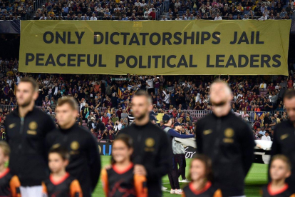 La pancarta que colgó el miércoles en la grada del Camp Nou, durante el Barça-Inter de Champions.-AFP