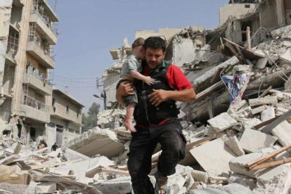 Rescate de un niño tras un bombardeo en Alepo, este miércoles.-AFP / AMEER ALHALBI