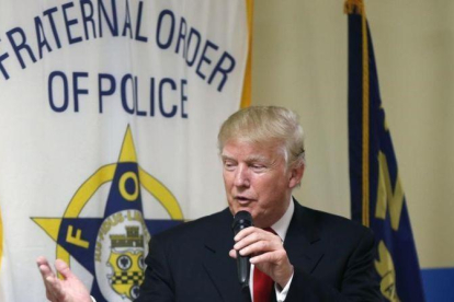 Trump habla ante una cofradía policial en un acto electoral en Statesville (Carolina del Norte), el 18 de agosto.-AP / GERALD HERBERT