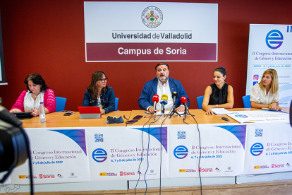 Eva Muñoz, Gloria Gonzalo, José Luis Ruiz, Carolina Hamodi y Laura Álvaro en la presentación del II Congreso internacional de Género y Educación - MARIO TEJEDOR