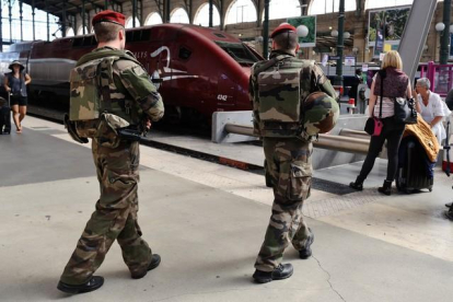Militares patrullan en la Gare du Nord, en París.-AP