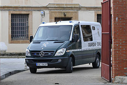 El furgón de la Guardia Civil, saliendo, ayer, del centro penitenciario de Soria con destino a Zuera. / V. GUISANDE-