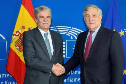 El ministro de Exteriores, Alfonso Dastis, y el presidente del Parlamento Europeo, Antonio Tajani, en Estrasburgo.-MARC DOSSMANN (EFE)