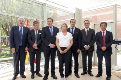 (I a D) El director de Salud Pública, Agustín Álvarez Nogal; el gerente de Sacyl, Rafael López; el consejero de Sanidad, Antonio Sáez; la directora de Profesionales de la Gerencia de Sacyl, Concepción Nafría; el secretario general y de gestión Económica, -Ical