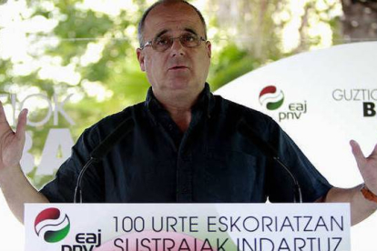 El presidente del PNV en Gipuzkoa, Joseba Egibar, en unas declaraciones a los medios de comunicación.-Foto:  EFE / JAVIER ETXEZARRETA
