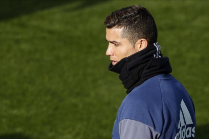 Cristiano Ronaldo, durante el entrenamiento de este martes en la ciudad deportiva de Valdebebas.-EFE / CHEMA MOYA
