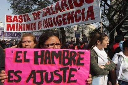 Personas en Argentina protestan por la grave crisis económica.-EFE