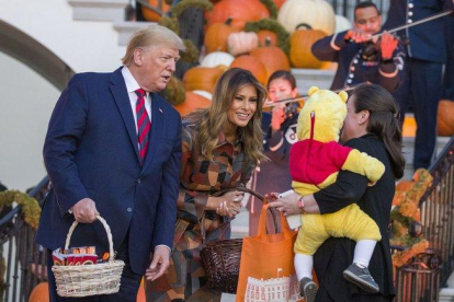Cientos de calabazas adornan estos días la fachada de la Casa Blanca para celebrar Halloween.-AP / ALEX BRANDON
