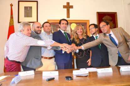 Los alcalde de los cuatro municipios firmantes junto al consejero de Fomento y Medio Ambiente de la Junta de Castilla y León.-R.F.