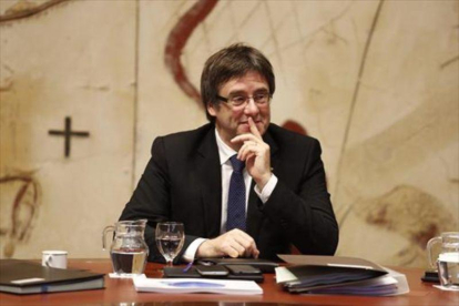 El 'president' Carles Puigdemont, en una reunión de Govern.-JOAN CORTADELLAS