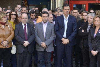 Pedro Sánchez guarda un minuto de silencio por los atentados de París frente a la sede de UGT en Barcelona, este lunes, junto a Miquel Iceta y Carme Chacón.-FERRAN SENDRA