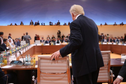 El presidente de EEUU, Donald Trump, toma asiento en el plenario de la cumbre del G20 de Hamburgo, el 7 de julio.-SEAN GALLUP / POOL / EFE