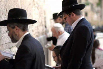 Judíos ultraortodoxos rezan ante el muro de las lamentaciones.-