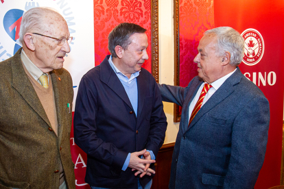 Vidal Pérez, editor de la Agenda Taurina; Adolfo Sainz, presidente del Casino, y Gonzalo Santonja, consejero de Cultura. MARIO TEJEDOR