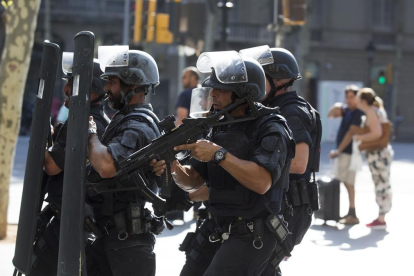 Varios agentes patrullan Barcelona durante el atentado terrorista en las Ramblas. /-ALBERT BERTRAN