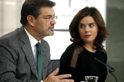El ministro Rafael Català y la vicepresidenta Soraya Sáenz de Santamaria, tras el Consejo de Ministros.-EFE / ÁNGEL DÍAZ
