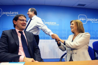 La secretaria general del Partido Popular, María Dolores de Cospedal, junto al secretario regional del PP, Alfonso Fernández Mañueco, y el presidente regional del partido, Juan Vicente Herrera, en la reunión del Comité Ejecutivo del PP de Castilla y León-Ical