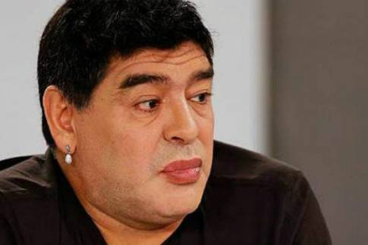 Maradona ha causado revuelo al aparecer en la tele con unos labios supuestamente pintados.-