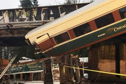 Un tren de Amtrak descarrila sobre la autopista interestatal en el condado de Pierce, estado de Washington, causando varios al menos 6 muertos y multiples heridos.-AGENCIAS