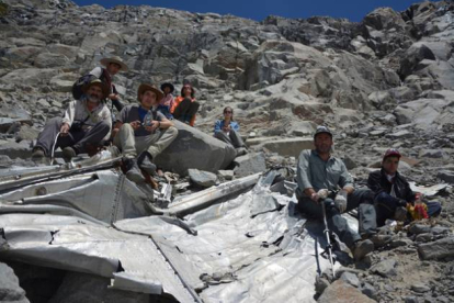 Los alpinistas posan con los restos del avión siniestrado.-Foto: Leonardo Albornoz / AP / LEONARDO ALBORNOZ