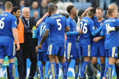 Los futbolistas del Leicester celebran su victoria ante el Swansea.-AP / RUI VIEIRA