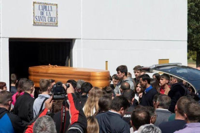 El entierro del joven piloto Marcos Garrido congregó a cientos de aficionados en Rota, Cádiz.-EFE / RAÚL CARO