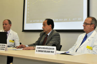 Luis Lapuerta, Manuel López Represa y Enrique Delgado, ayer, durante la presentación de los resultados de la Unidad. / VALENTÍN GUISANDE-