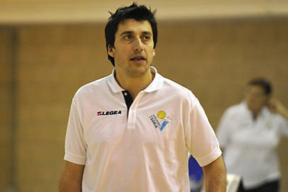 El entrenador del C.V. Río Duero, Alfonso Flores. / DIEGO MAYOR-